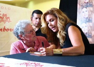 Lucero firmando autógrafos en Sanborns 2017
