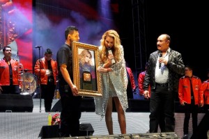 Lucero recibe Disco de Oro por las altas ventas de Enamorada con Banda  