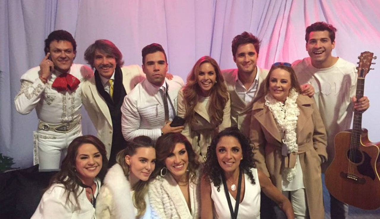 Lucero le canta al papa