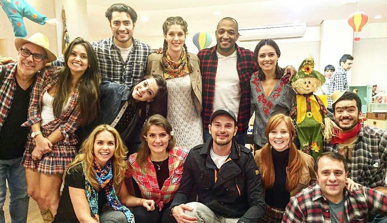 Lucero y el elenco de Carinha de Anjo