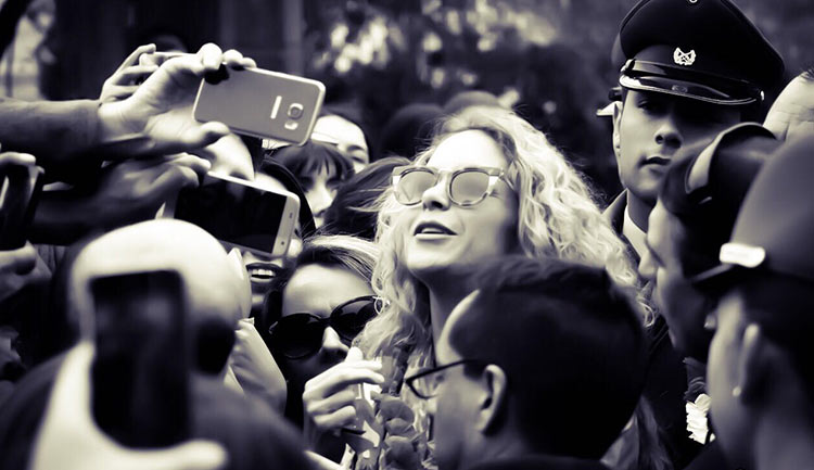 Lucero llega a Chile