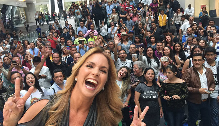 Lucero se toma fotos con sus fans en Mixup