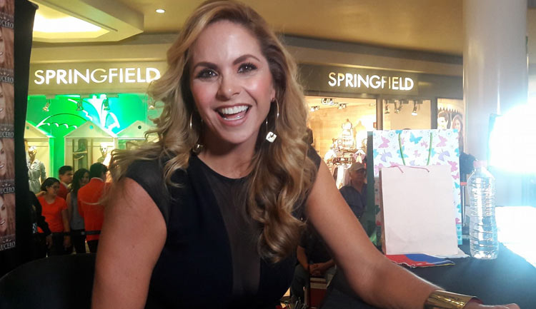 Lucero firma autógrafos en Sanborns Coapa 2017