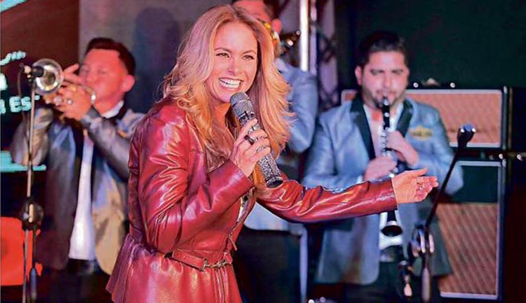Lucero Enamora con Banda en Reforma