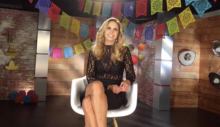 Lucero haciendo Facebook Live en La Reina de la Canción