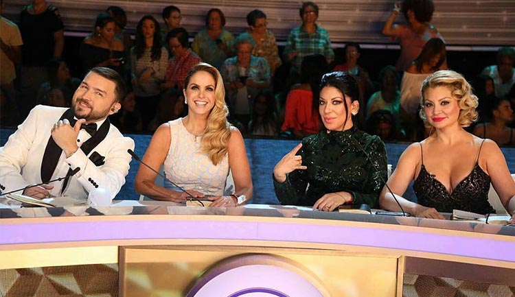 Lucero canta con los jueces de La Reina de la Canción