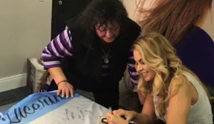 Lucero firmando autógrafos en Brasil