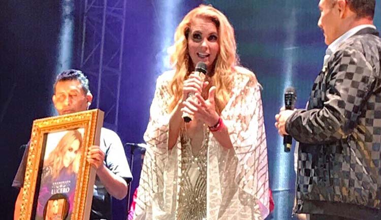 Lucero recibe Disco de Oro por altas ventas de Enamorada con Banda