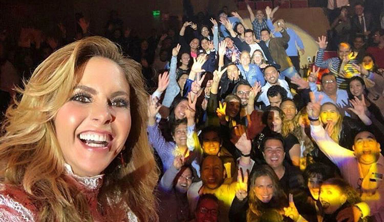 Lucero graba DVD para Más Enamorada Con Banda