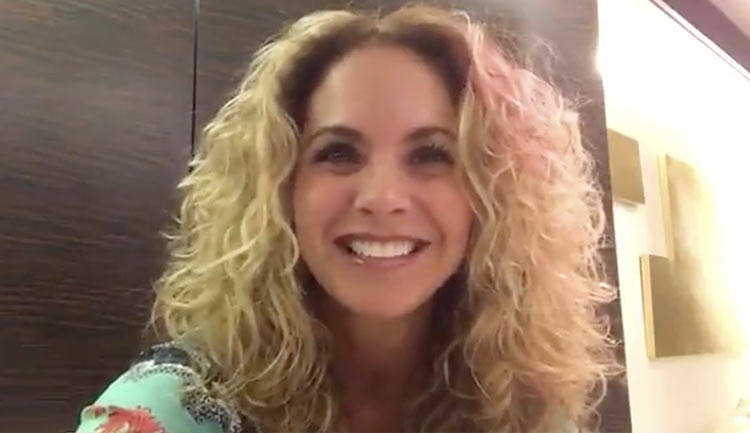 Lucero en Sanborns