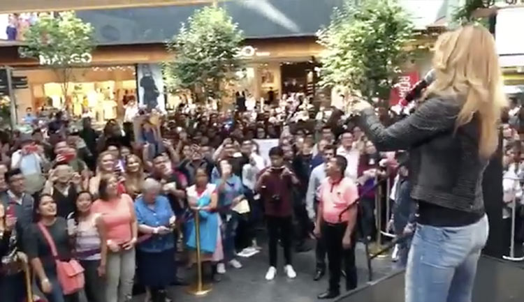 Lucero en Sanborns de Parque Toreo