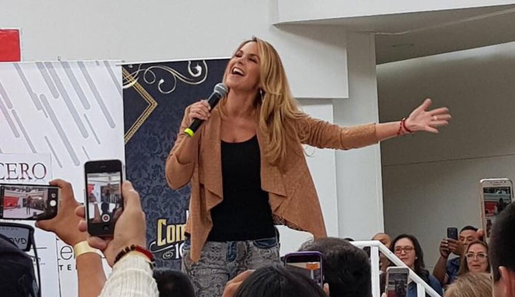 Lucero se toma fotos con fans en Metepec