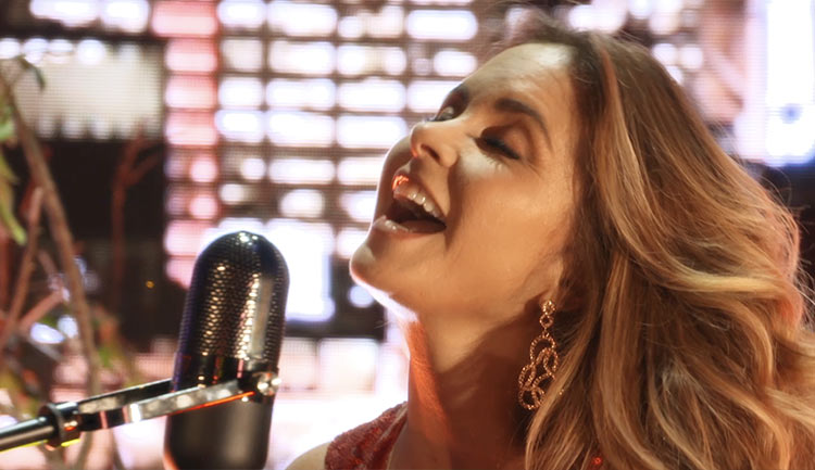Lucero en primer lugar de iTunes