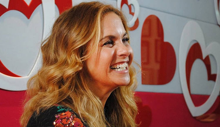 Lucero promoviendo en Radio 2019