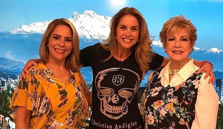 Lucero con Maxine Woodside