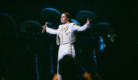 Lucero siempre orgullosa de cantar con mariachi
