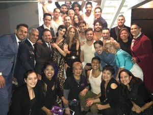 Lucero develando la placa de El Beso de la Mujer Araña con Chantal