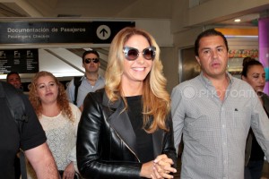 Lucero en el Aeropuerto de la Ciudad de México rumbo a Brasil a dar concierto