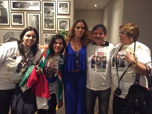 lucero-convive-con-fans-brasil-0003
