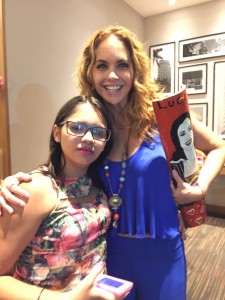 lucero-convive-con-fans-brasil-0008