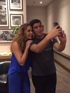 lucero-convive-con-fans-brasil-0012