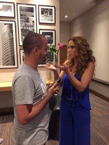 lucero-convive-con-fans-brasil-0016