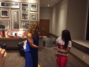 lucero-convive-con-fans-brasil-0020
