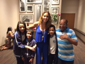 lucero-convive-con-fans-brasil-0022