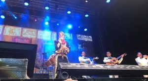Lucero en Culiacán Sinaloa dando show con mariachi y banda  
