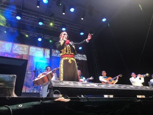 Lucero en Culiacán Sinaloa dando show con mariachi y banda  