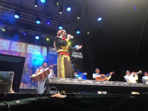 Lucero en Culiacán Sinaloa dando show con mariachi y banda  