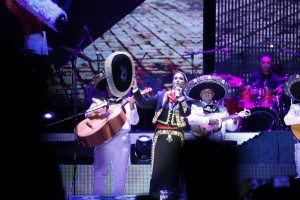 Lucero en Culiacán Sinaloa dando show con mariachi y banda  
