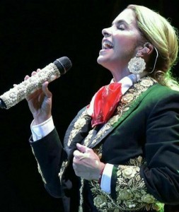 Lucero en Culiacán Sinaloa dando show con mariachi y banda  