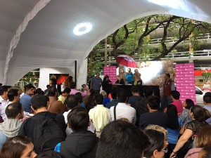 Lucero en Liverpool el 4 de mayo de 2017 firmando autógrafos
