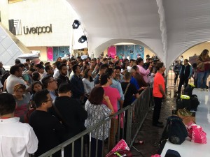 Lucero en Liverpool el 4 de mayo de 2017 firmando autógrafos