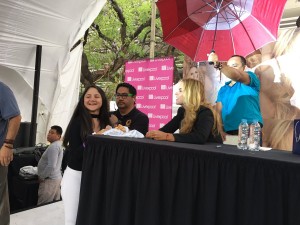 Lucero en Liverpool el 4 de mayo de 2017 firmando autógrafos