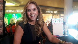 Lucero firmando autógrafos en Sanborns 2017