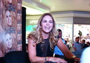 Lucero firmando autógrafos en Sanborns 2017