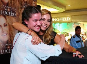 Lucero firmando autógrafos en Sanborns 2017
