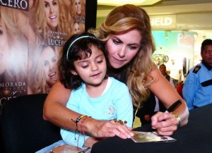 Lucero firmando autógrafos en Sanborns 2017
