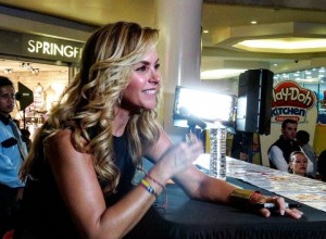 Lucero firmando autógrafos en Sanborns 2017