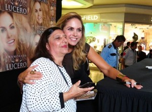 Lucero firmando autógrafos en Sanborns 2017