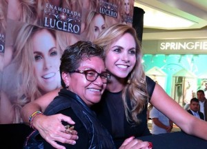 Lucero firmando autógrafos en Sanborns 2017