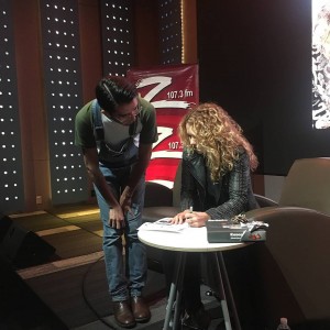 Lucero firma boletos del Auditorio Nacional