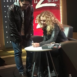 Lucero firma boletos del Auditorio Nacional