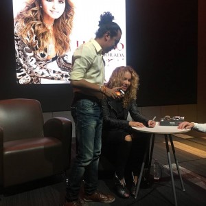 Lucero firma boletos del Auditorio Nacional