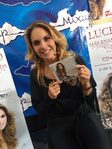 Lucero tomándose fotos con sus seguidores