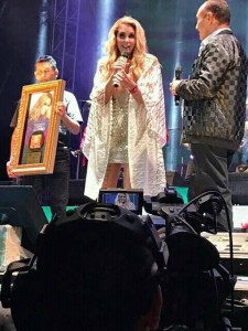 Lucero recibe Disco de Oro por las altas ventas de Enamorada con Banda  
