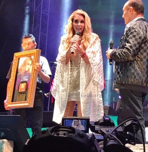 Lucero recibe Disco de Oro por las altas ventas de Enamorada con Banda  
