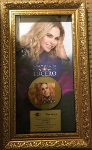 Lucero recibe Disco de Oro por las altas ventas de Enamorada con Banda  